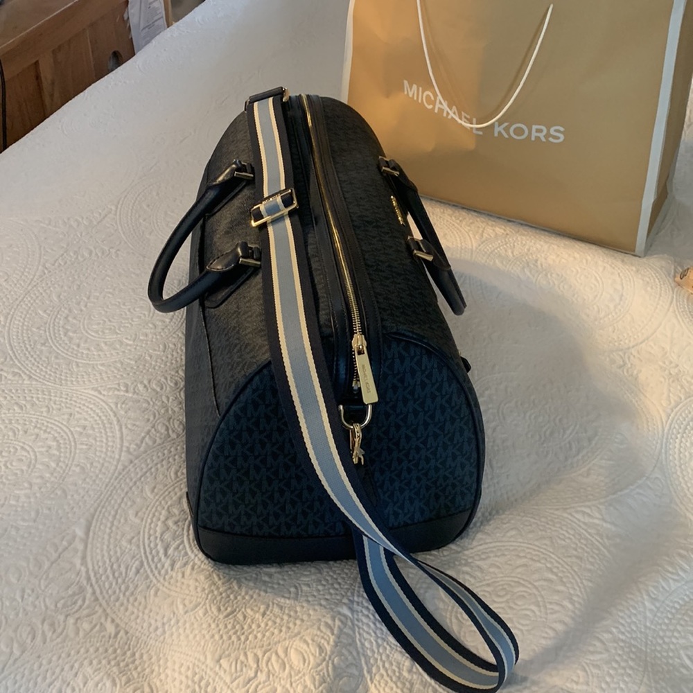 ❌SOLD❌ Authentic Michael Kors duffle bag - Picture 4 of 17